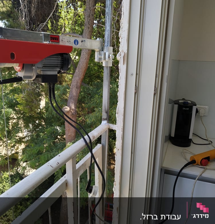 מסגרת מתכת מחוברת למעקה עם כבלים חשמליים